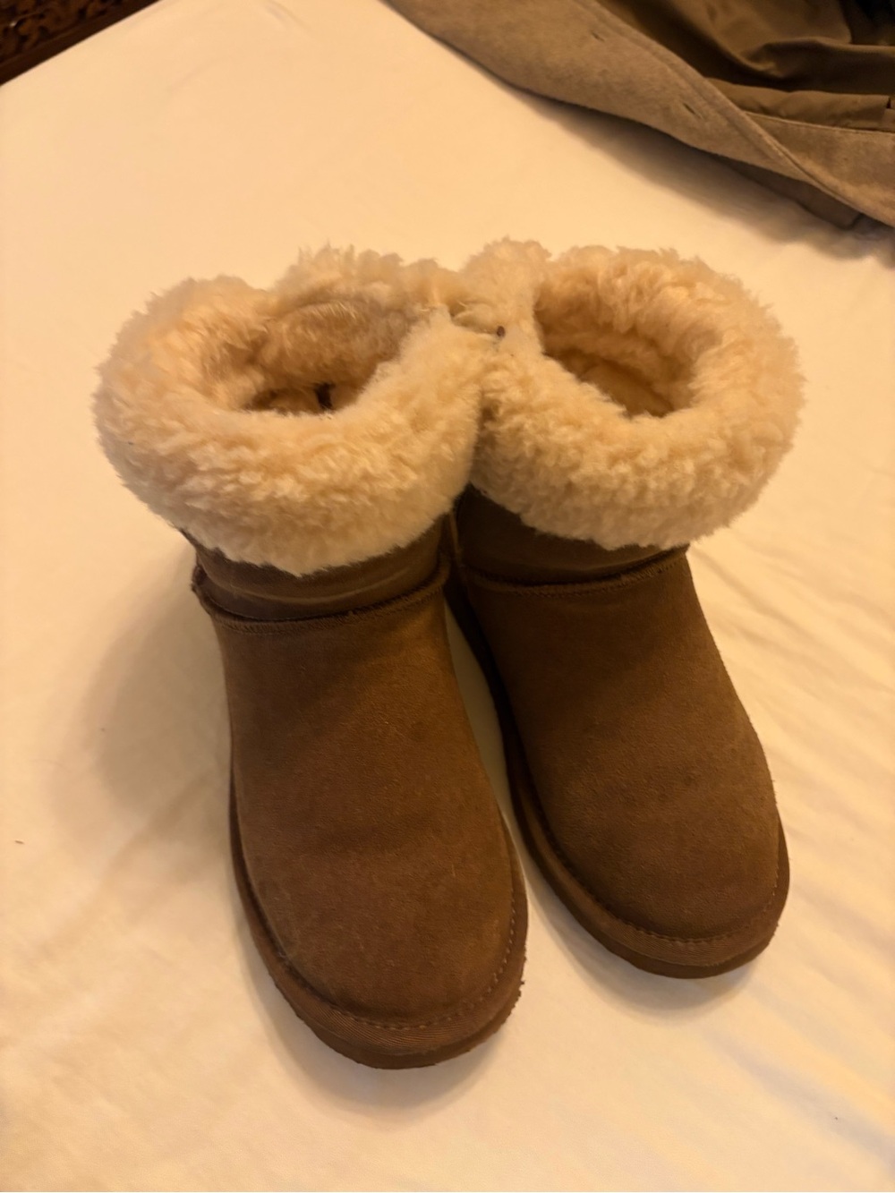 BearPaw Women's Chestnut Suede Short Shearling Boots